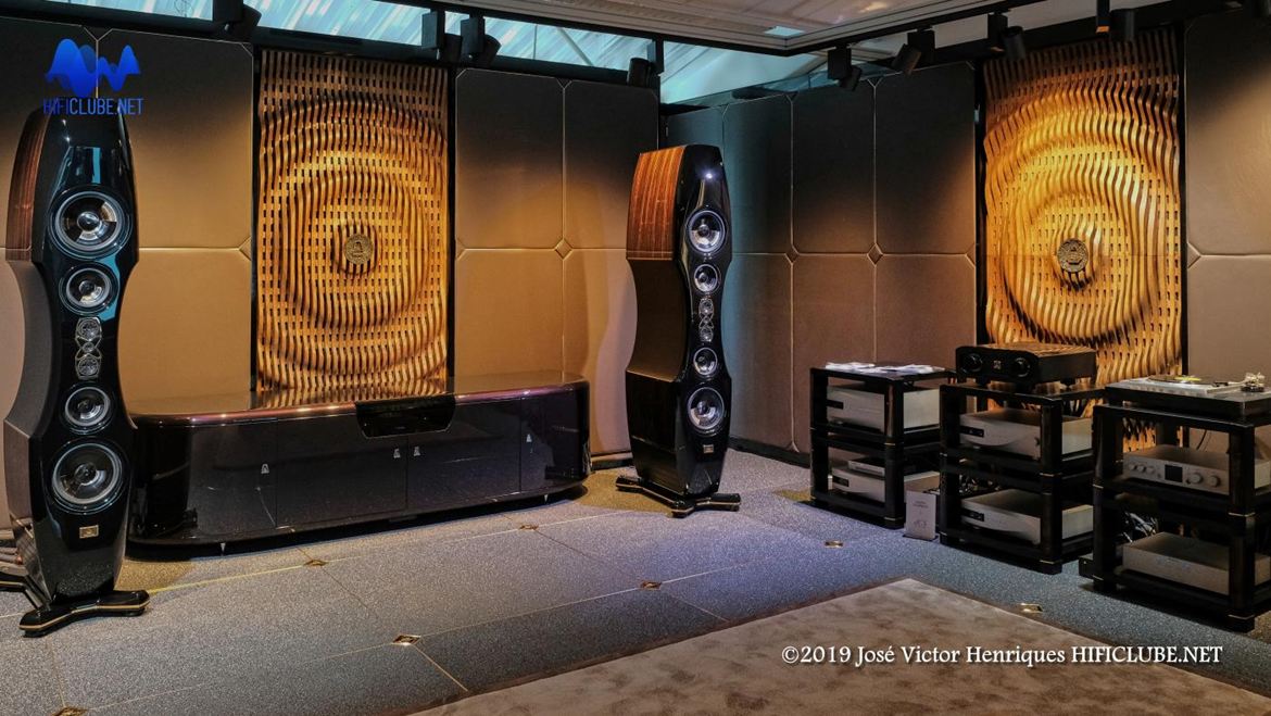 Karma Enigma Veyron EV2D, luxo decorativo. E não, não é um subwoofer que está no meio delas, é um armário Elegance Visionair, para guardar os 4 amplificadores monobloco de 500W que as alimentam e custa 70 mil euros - só o armário. As colunas andam pelos 350 mil...