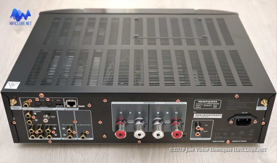 Entradas analógicas: CD, Aux e Gravador (+Phono) e digitais (SPDIF coax e opt), incluindo Ethernet; e saídas para sub e gravador.