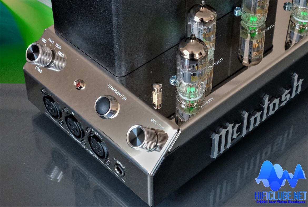 MHA200: painel frontal. Tem saídas não-balanceadas (jack 6,3mm) e balanceadas estéreo (XLR de 4 pinos) e Mono dir/esq (XLR de 3 pinos) . Botão standby/On, seletor de impedâncias e controlo de volume.