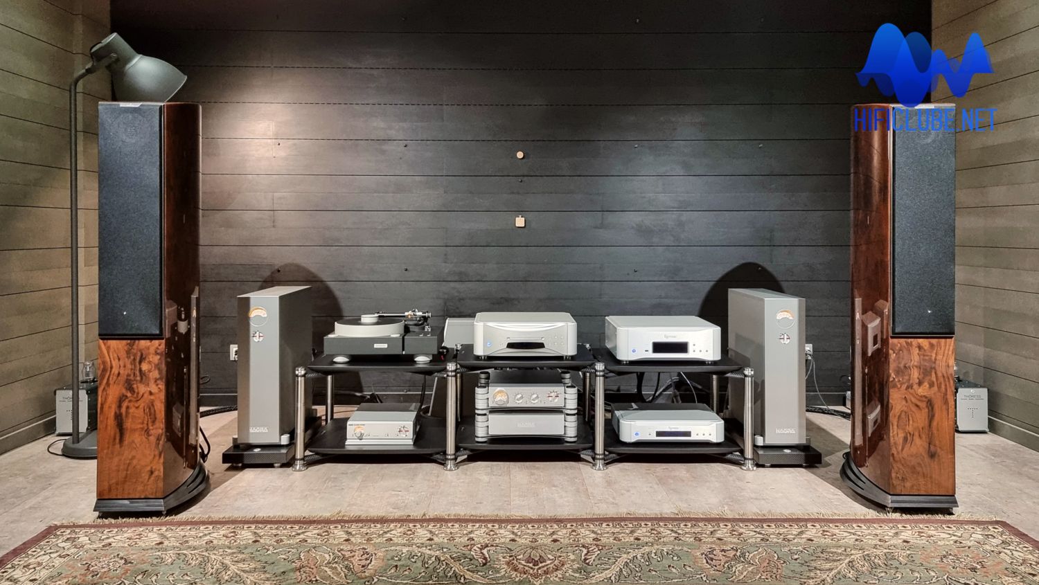 Ajasom_Nov21_Audiovector R8_ full front_capa.jpg