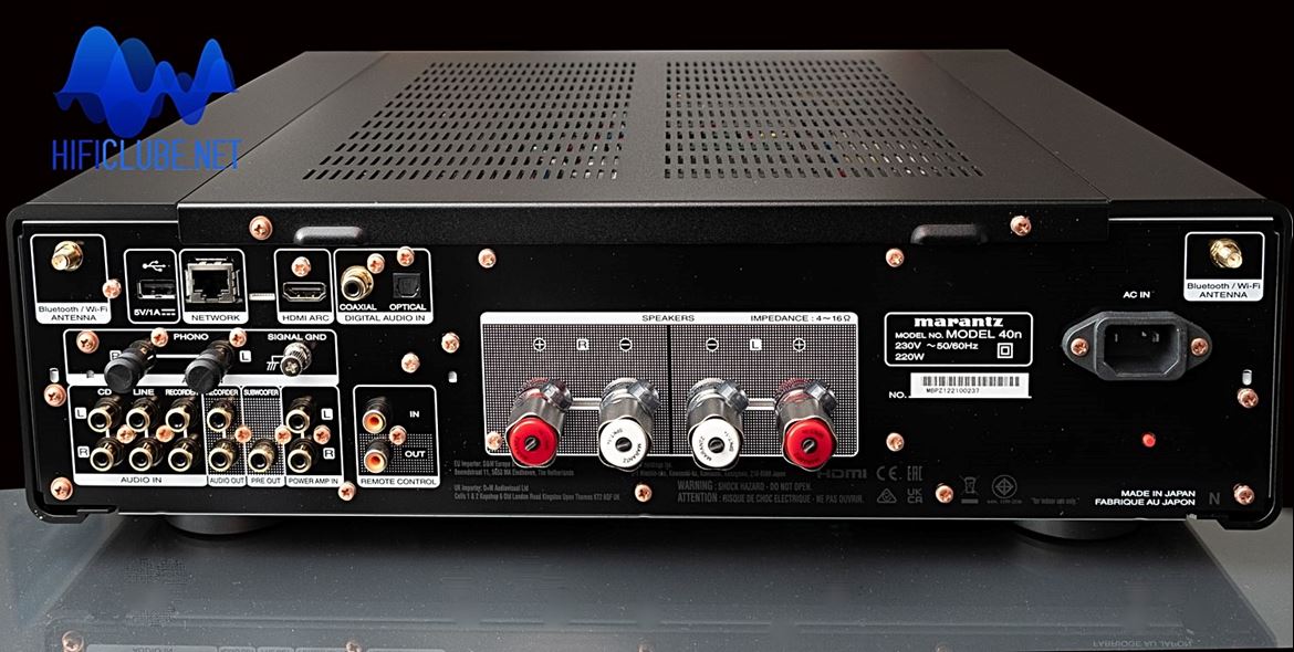 Além de excelentes bornes de cabos de coluna, entradas Ethernet, HDMI ARC, USB-A, Coaxial e óptica; e analógicas: CD, LIne, Recorder in/out, Subwoofer Out e Power In.