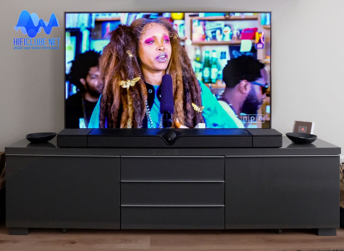 A irreverente e excêntrica Erykah Badu em concerto na Tiny Desk, com um grupo de músicos fabulosos. Explore os graves das Dione.