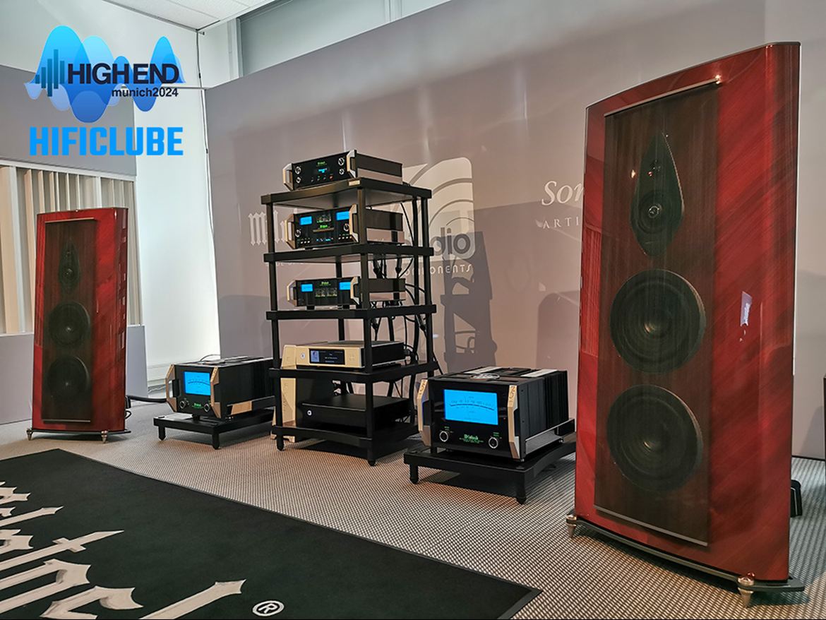 A McIntosh optou por uma exposição estática, com a sala na semi-obscuridade, para realçar a beleza dos olhos azuis da maior parte dos modelos expostos. Mas foi possível ouvir os 'Old Blue Eyes' cantarem com as Sonus faber Stradivari G2 e com as Sonus faber Suprema.