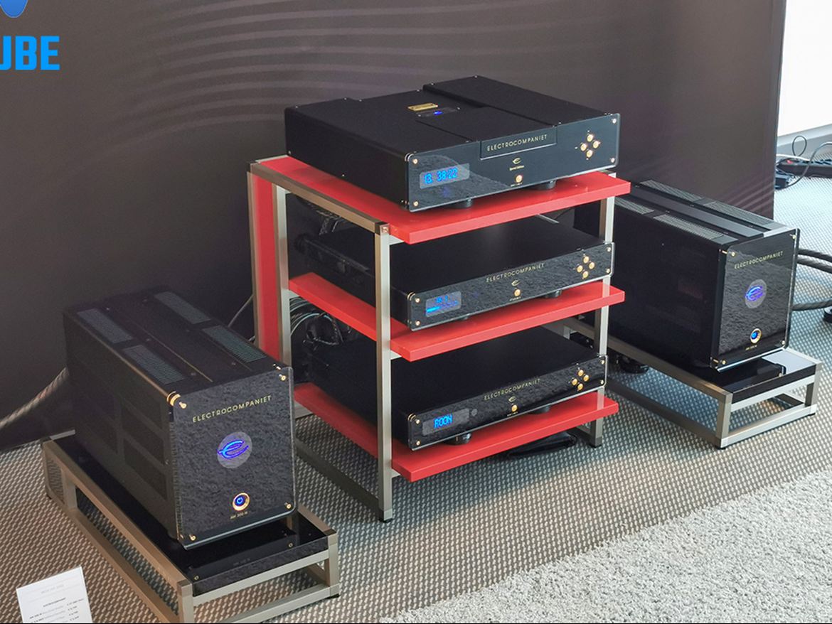 Novidade: Electrocompaniet AW300M (monos) para quem não pode chegar ao AW800M (ver reportagem do ano passado). A mesma tecnologia, o mesmo som, apenas com menos potência, mas mais do que suficiente para aplicações domésticas.