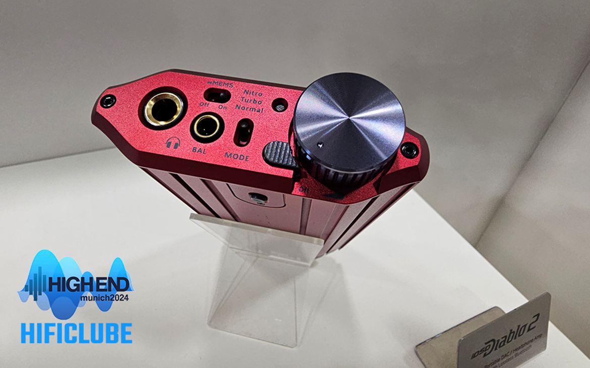 O Diablo 2 (vestido de fogo do inferno) é a versão melhorada do DAC portátil Diablo. É também um amplificador de auscultadores poderoso (5,180 mW). Alimenta desde os sensíveis IEMs (Normal); aos auscultadores de média sensibilidade (Turbo) e aos planarmagnéticos realmente difíceis (Nitro). Suporta Bluetooh 5.4 aptX Lossless. O coração é composto por um Dual Core Burr Brown chipset (PCM 768kHz e DSD512 e Full MQA)