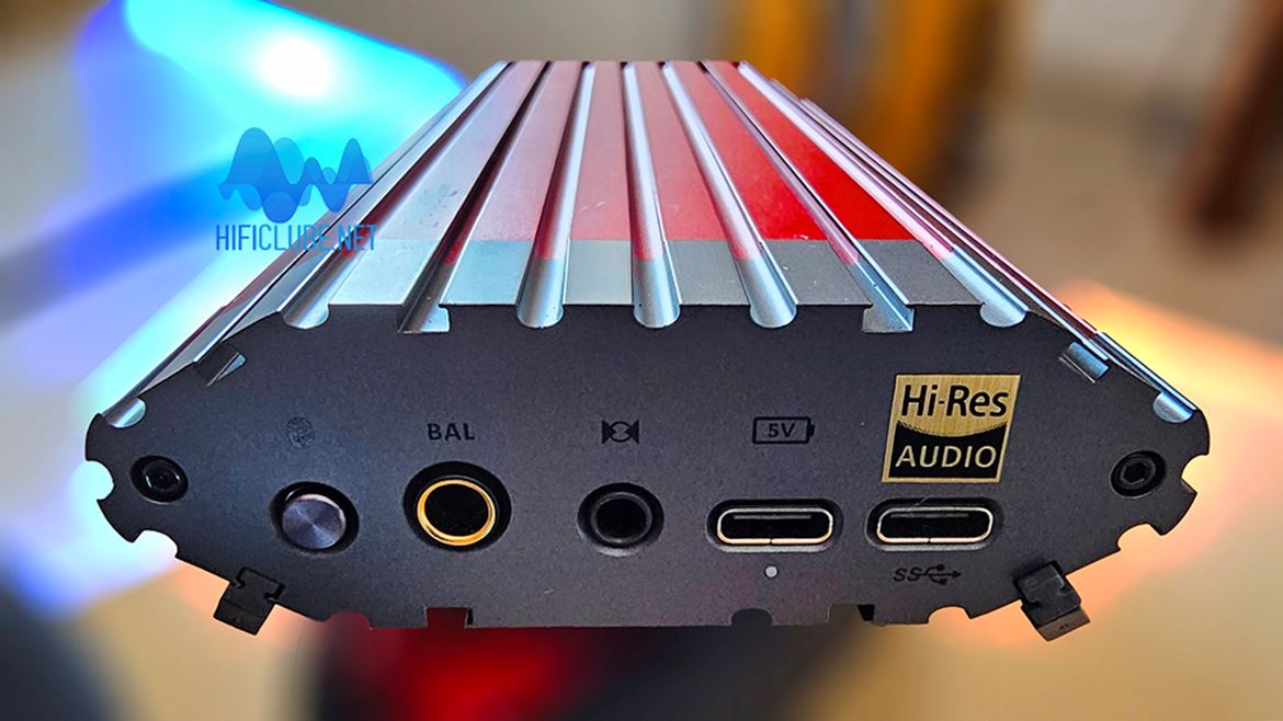 iFI Audio Diablo 2 - painel traseiro. Da Esq. para a Dir.: comutador Bluetooth Pairing/HiRes, Saída/Entrada balanceada 4,4 mm; Entrada ótica/coaxial SPDIF; 2 x USB Ccarga e áudio)