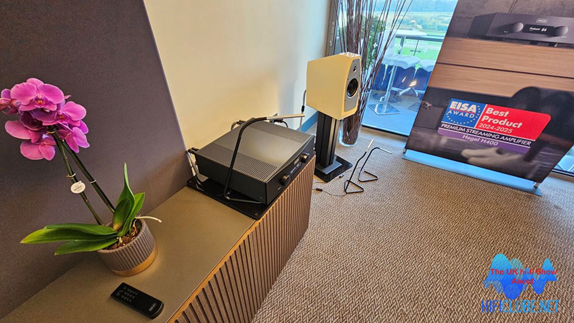 • O Hegel 400 premiado com o prémio de amplificador de streaming do ano pela EISA a tocar com colunas Egglestonworks;