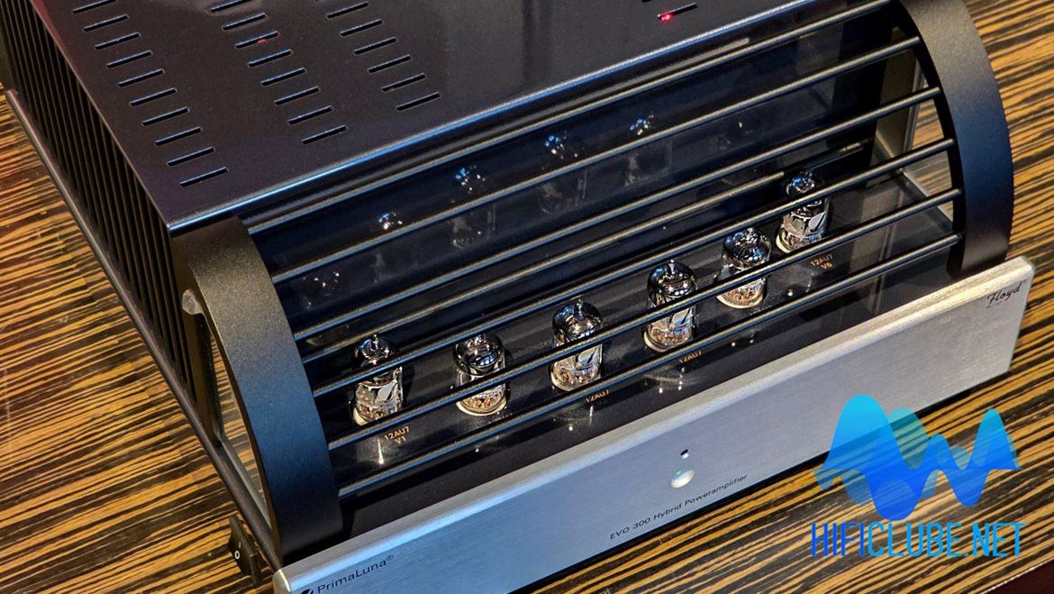 The valve input stage topology, designed by Marcel Croese (ex Goldmund), is the same as the gain stage of the Hybrid Integrated and uses double 12AU7 triodes (from Psvane)