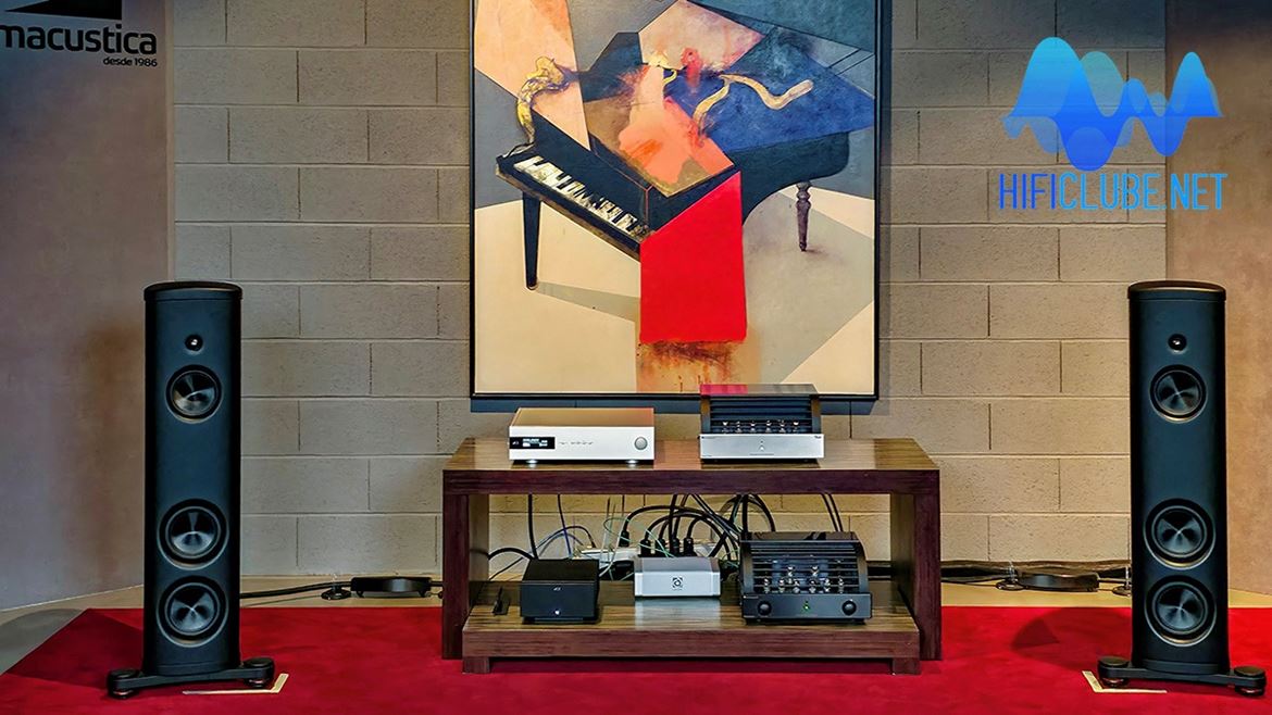 The PrimaLuna EVO300 Hybrid Stereo and associated equipment: dCS Bartók source, PrimaLuna EVO300PR preamp, and Magico M2 loudspeakers.