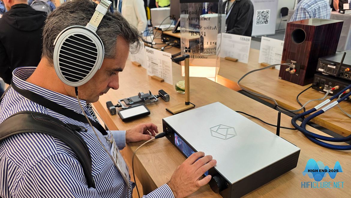 Pedro Henriques experimenta o HiFi Rose RS 451 com auscultadores Hifiman