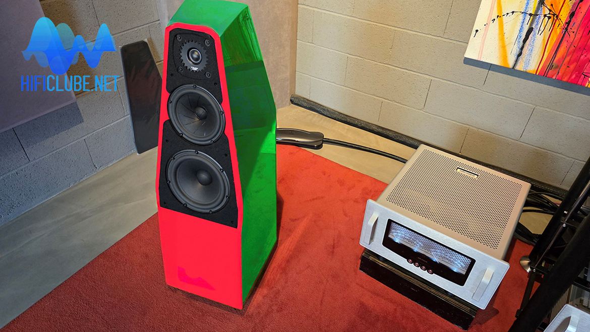 A Sabrina V com as cores nacionais (criado por Photoshop)