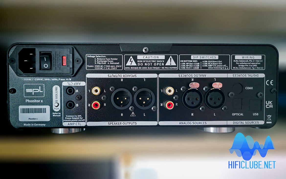 No painel traseiro, entradas RCA e XLR (as que eu utilizei com o Icon) e saídas de prévio RCA e XLR.