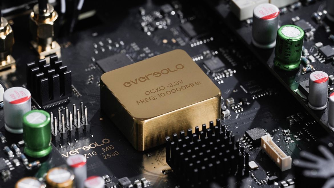 Oscilador de quartzo de elevada precisão (OCXO)                (Foto cortesia Eversolo)