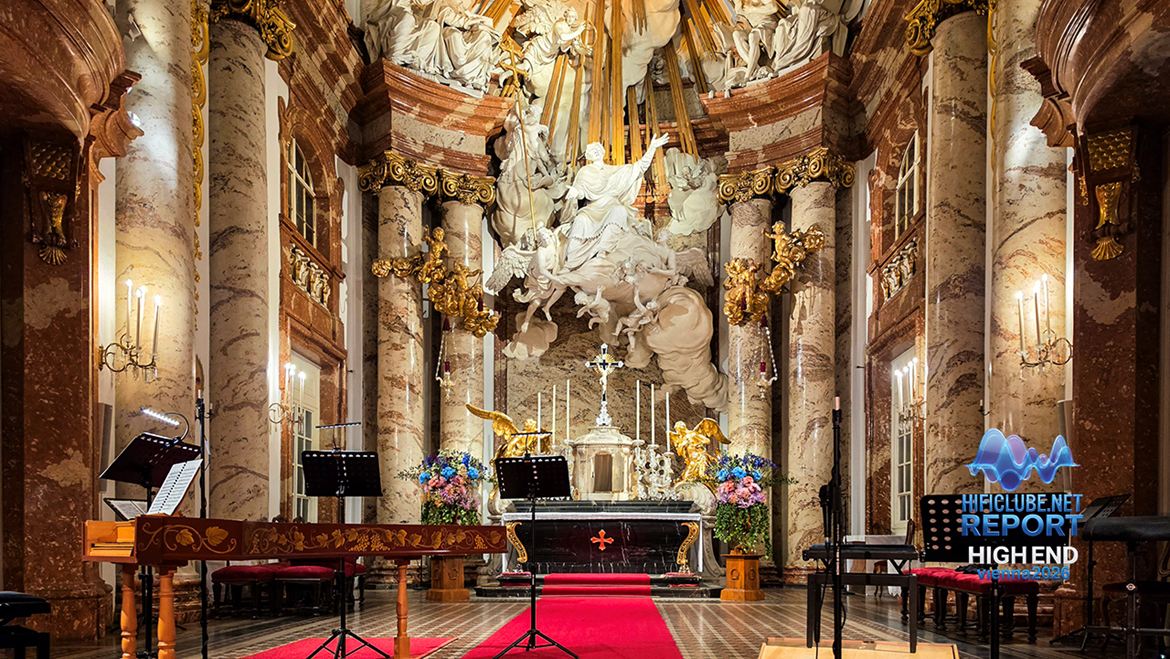 Altar da Karlskirche foi o palco dos concertos de  Vivaldi, Vier Jahrerszeiten, pela Orquestra Barroca 1756. Não era permitido filmar o concerto, pelo que fica o palco sem músicos.