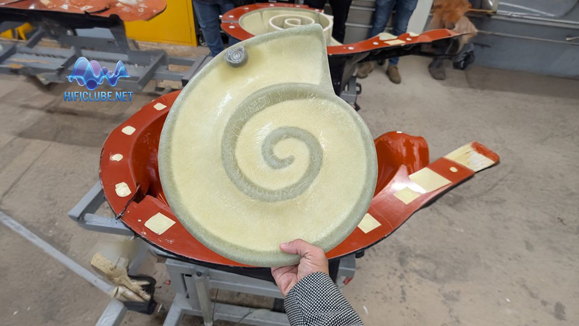 O vosso humilde cronista com segurando na mão um dos moldes da secção de graves das Nautilus.