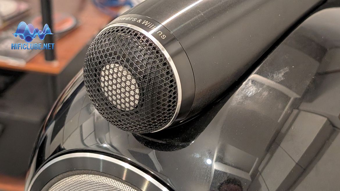 The D5s use a protective grille, with an acoustically more transparent mesh, developed for the 801 D4 Signature