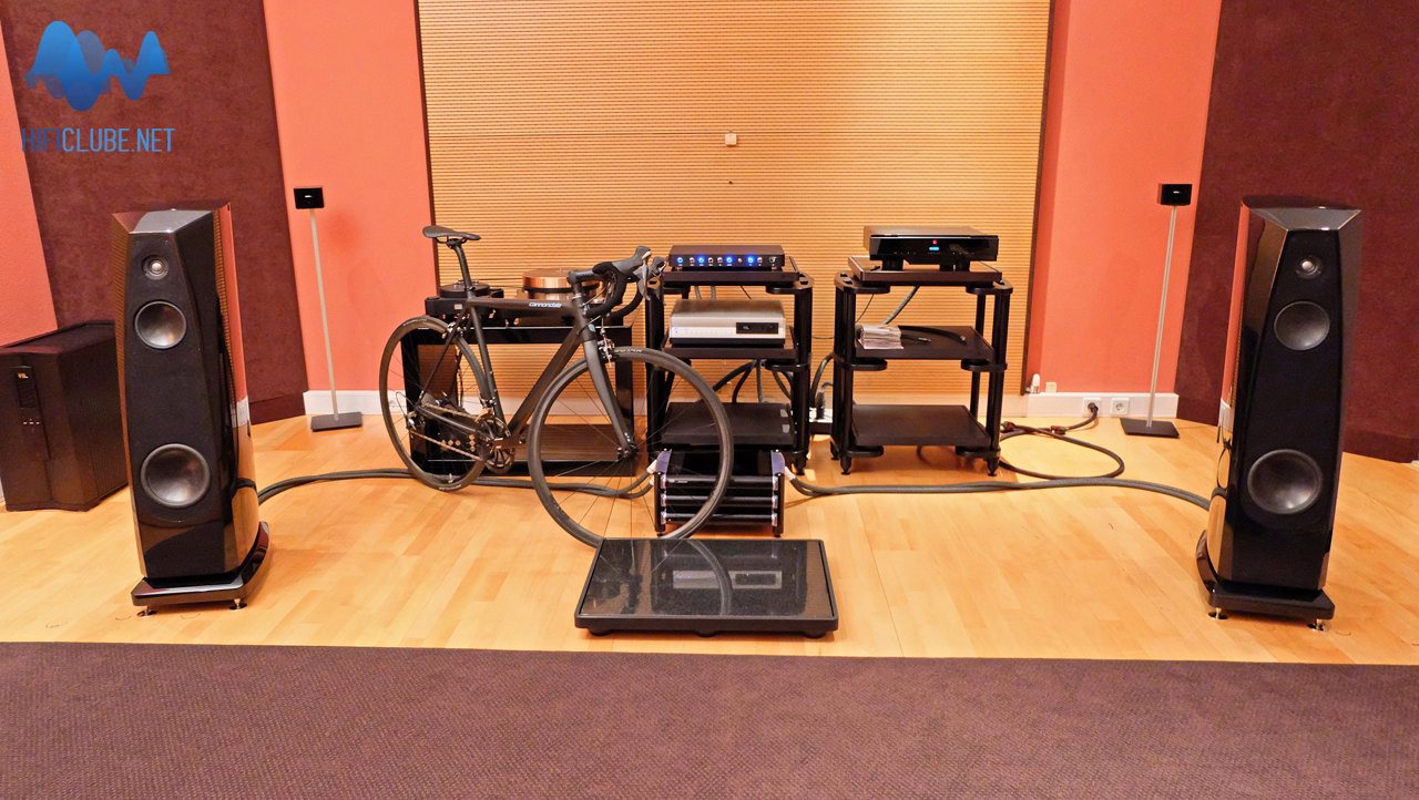 A Cannondale Evo Black no auditório principal da Ultimate Audio Elite