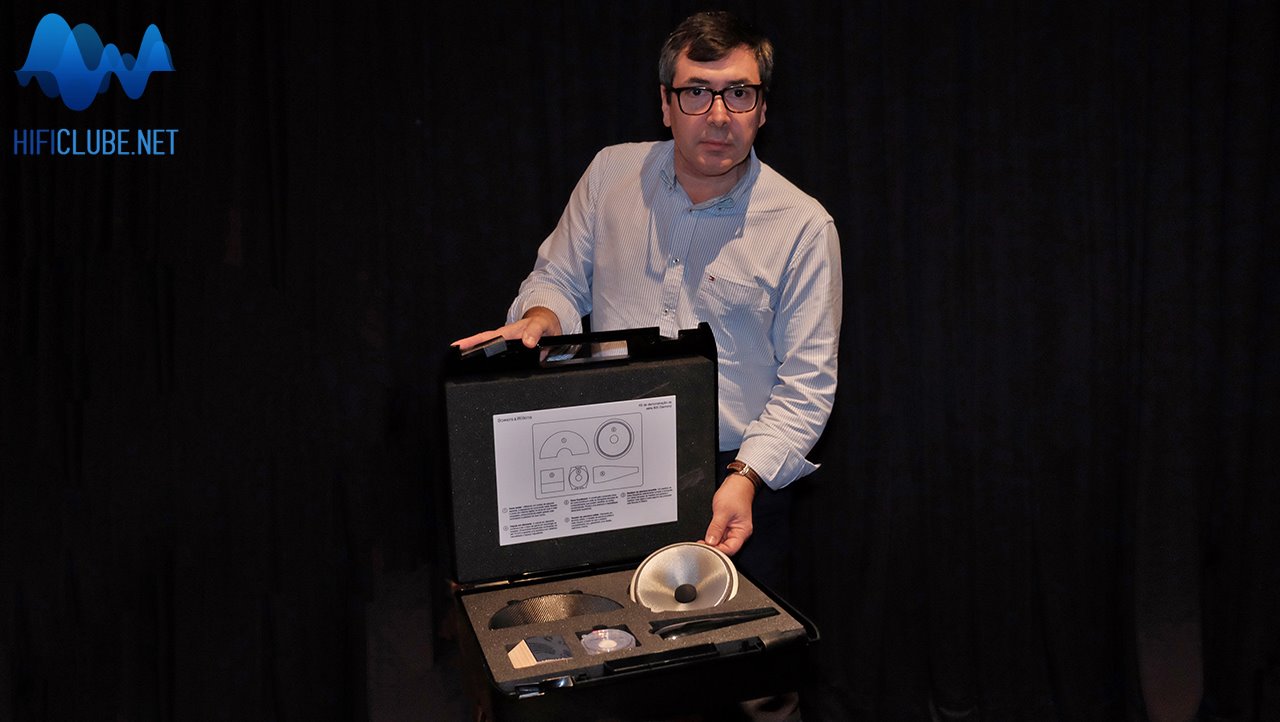 José Filipe, revendedor exclusivo da B&W, mostra o kit de demonstração das Series 800 Diamond, com amostras dos cones Continuume Aerofoil, a cúpula de diamante do tweeter, a cápsula de alumínio maciç
