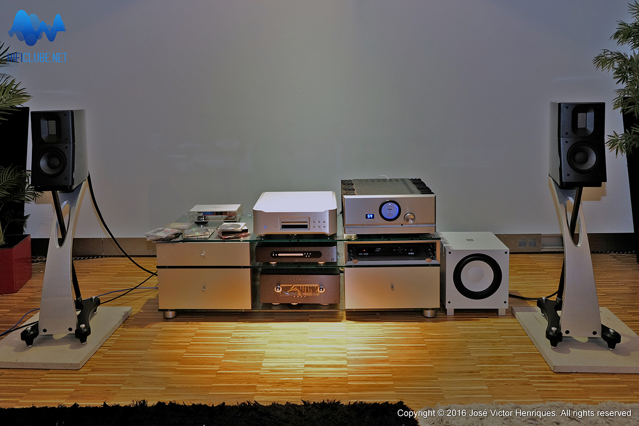 Auditório da Delaudio com o sistema Esoteric/V-Acoustics/Pass/Raidho em demonstração. O subwoofer foi utilizado apenas para a demonstração de cinema-em-casa com as Monitor Audio Controlled Performanc