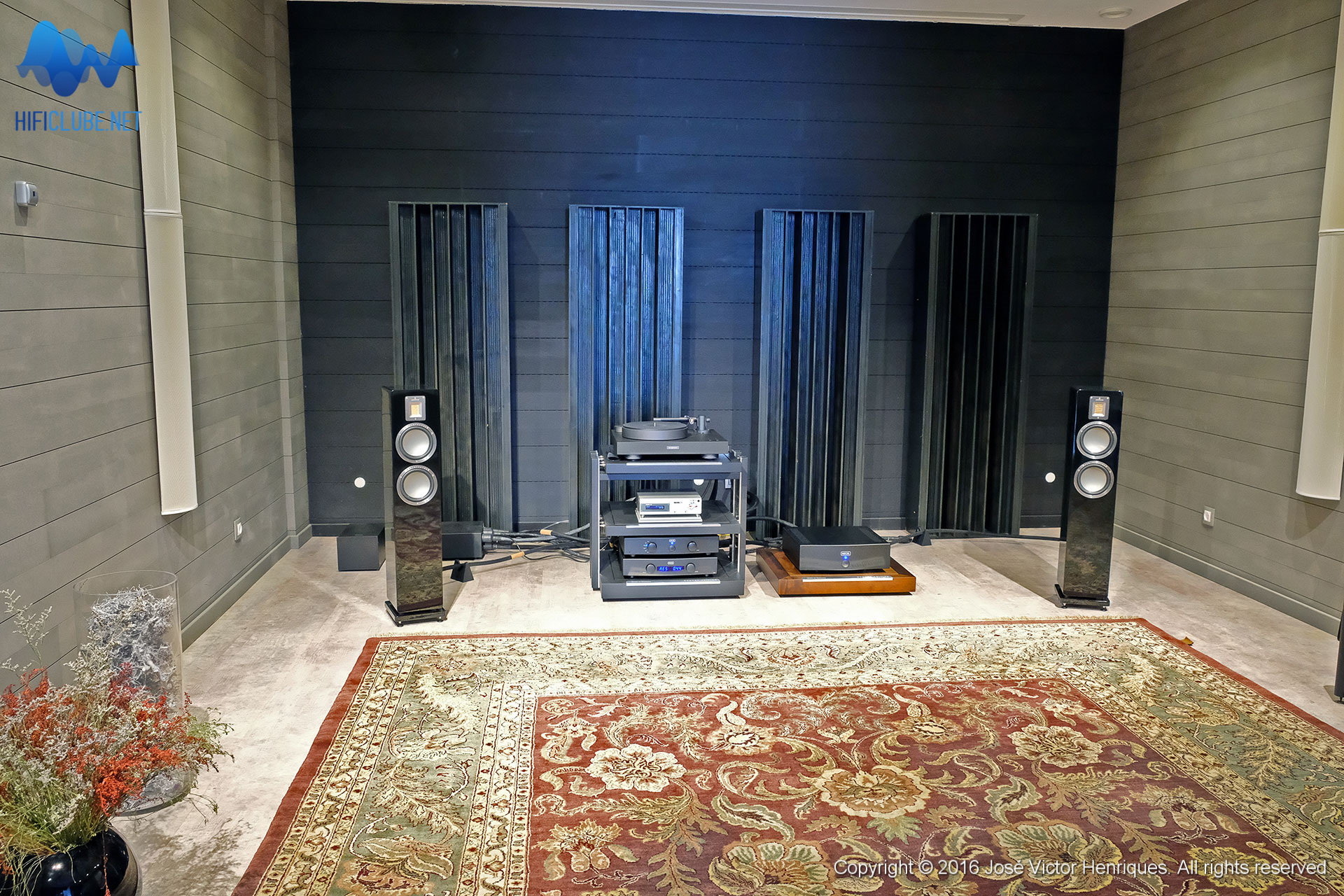 Ajasom - auditório principal com as Audiovector QR3 em demonstração activa, alimentadas por electrónica Hegel e fonte Nagra