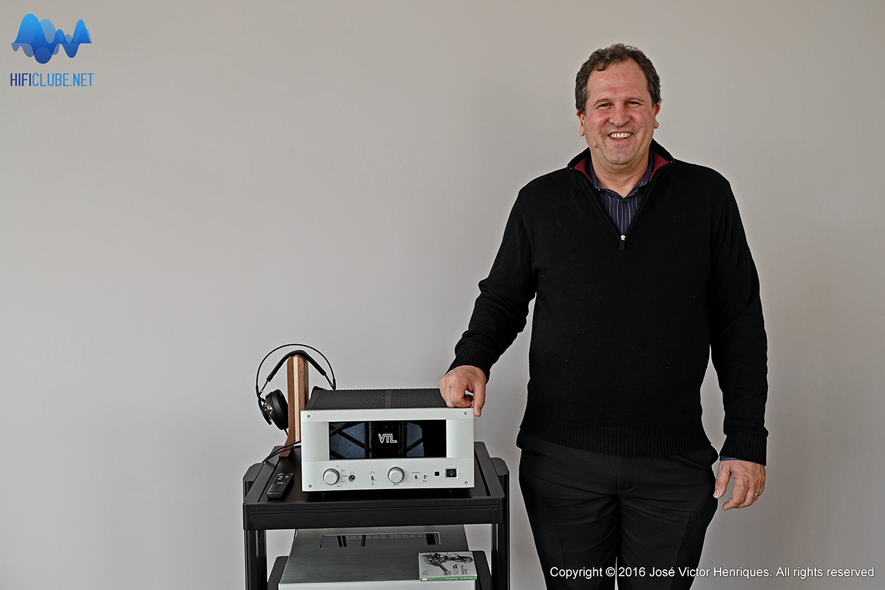 Luke Manley, uma pessoa encantadora que fabrica audio que encanta quando canta. Nota: na foto o VTL INT85