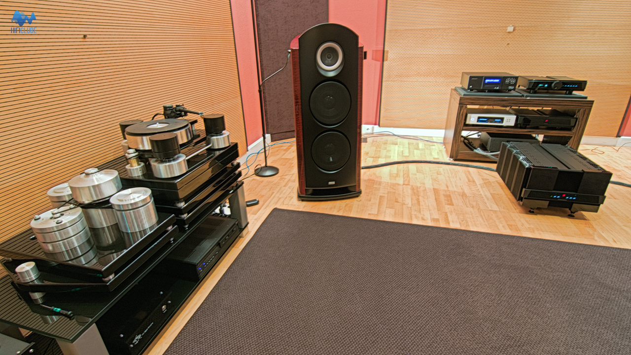 Auditório principal: em primeiro plano o gira-discos RB Ultimo