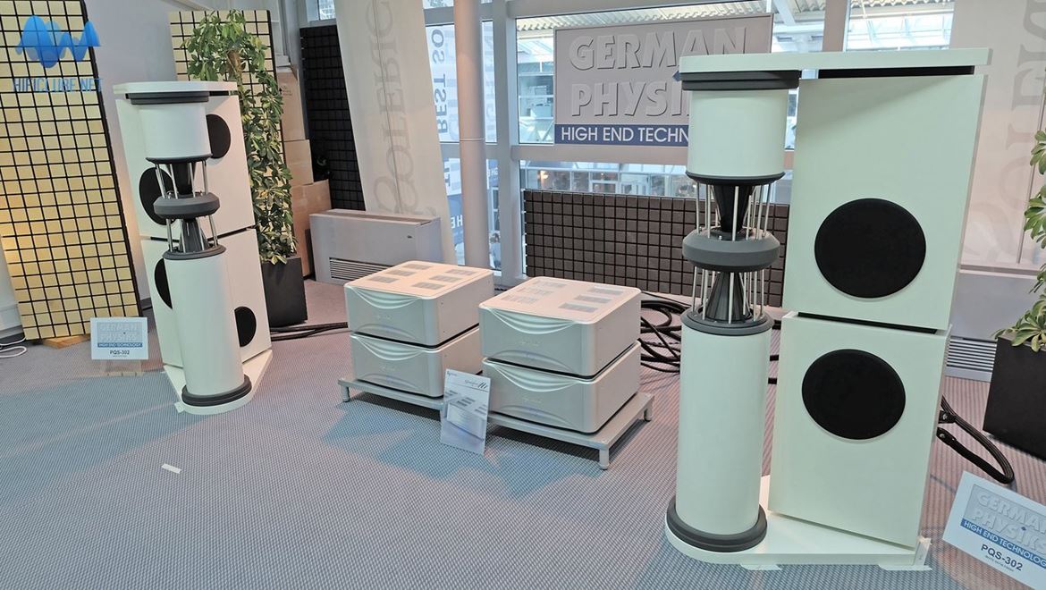 With German Physics loudspeakers, Esoteric Grandioso Series of electronics: double chassis transport and DAC and monoblock amplifiers. The name says it all: Grandioso, indeed!...