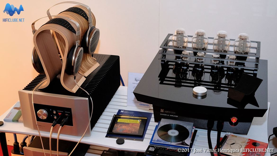 Highend2017_auscultadores_Shangri-La---amplificador-a-válvulas-dedicado.-À-esquerda-os-modelos-planares-Susvara-EF-1000-.jpg