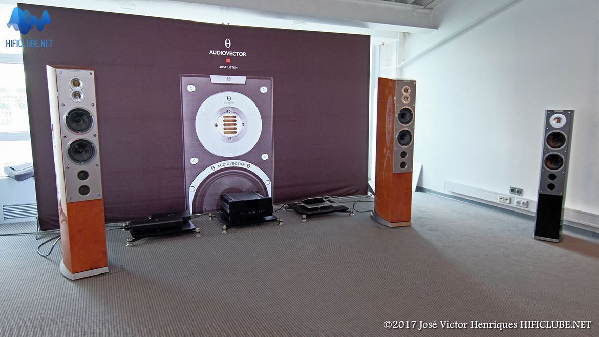 Highend2017_colunas_Audiovector R11 Arreté tocaram com amplificação Gryphom Diablo 300.jpg