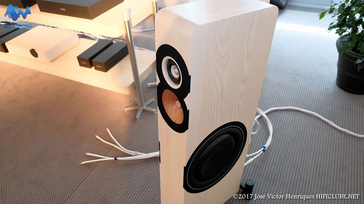 Highend2017_colunas_Boenicke W13 com duplo sub lateral.jpg