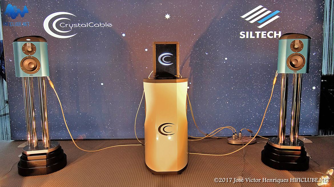 Highend2017_colunas_O mini sistema da Siltec_Crystal toca maravilhosamente. Mas o preço dos cabos Crystal é pornográfico.jpg