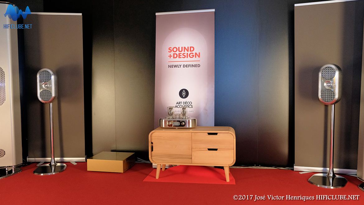 Highend2017_colunas_Sala da Art Déco. Os monitores estavam reforçados com enormes subs activos mas não pafrecia....jpg