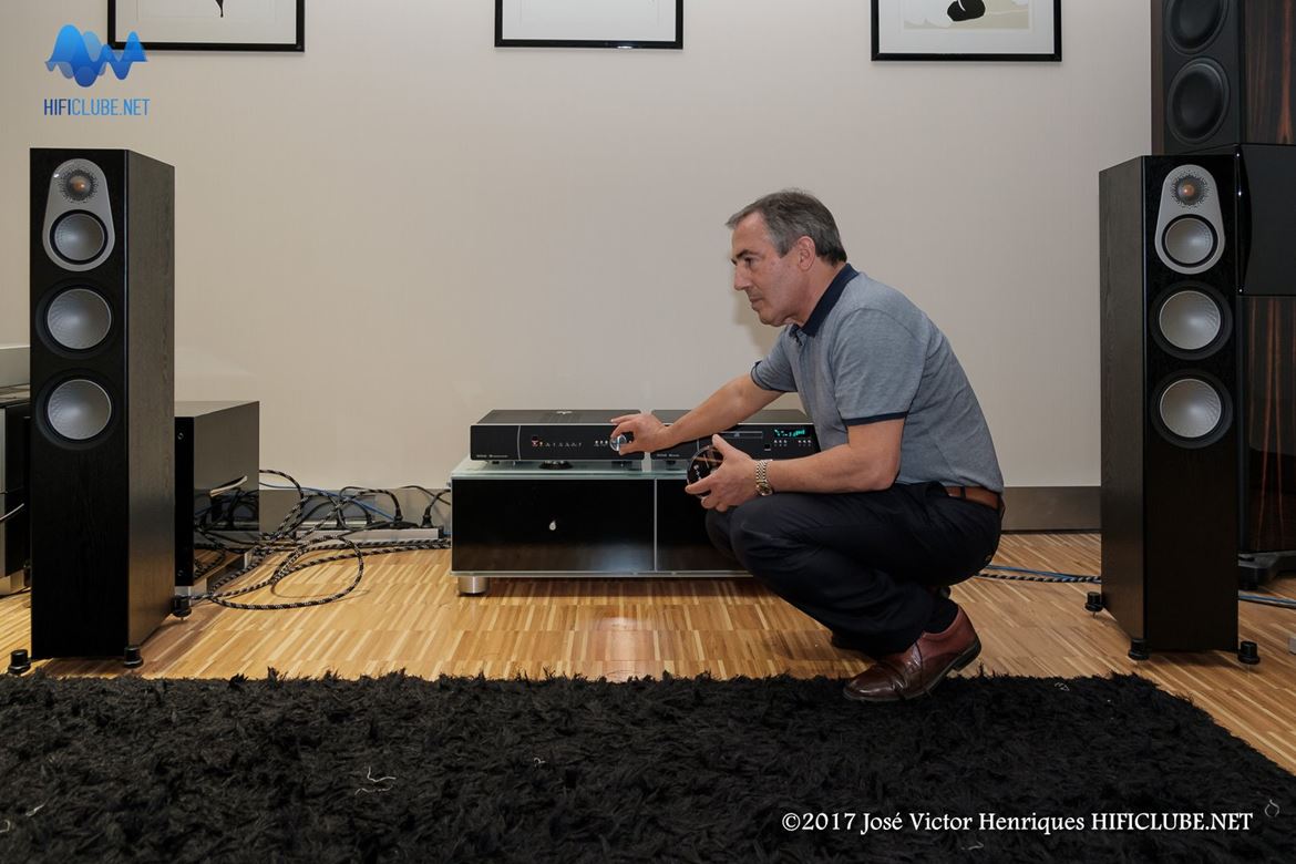 Delfim Yanez e as Monitor Audio Silver G6 com amplificação Roxsan K3 (foto obtida no auditório da Delaudio, em Carnaxide)