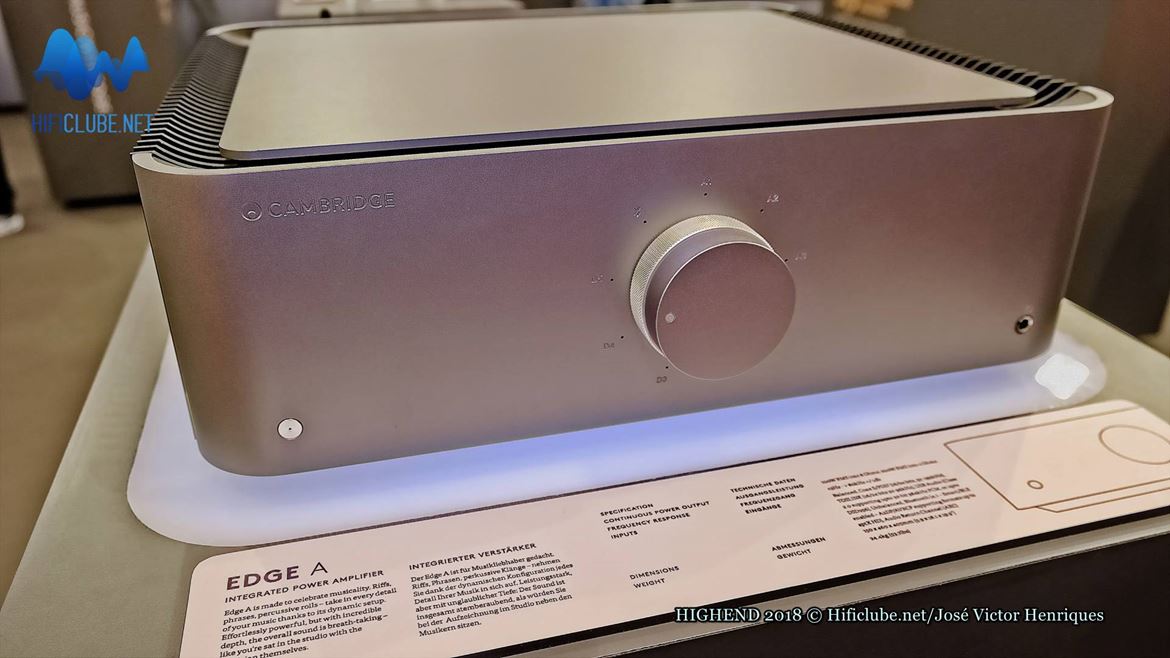 Cambridge Nova linha Edge da Cambridge Audio, comemorativa do 50º Aniversário da companhia. Na foto, o integrado Edge A (preço anda nos 5000 euros); a versão prévio Edge NQ e amp W já vai para os 7000. Mas o prévio tem entrada ethernet e DAC até DSD256.