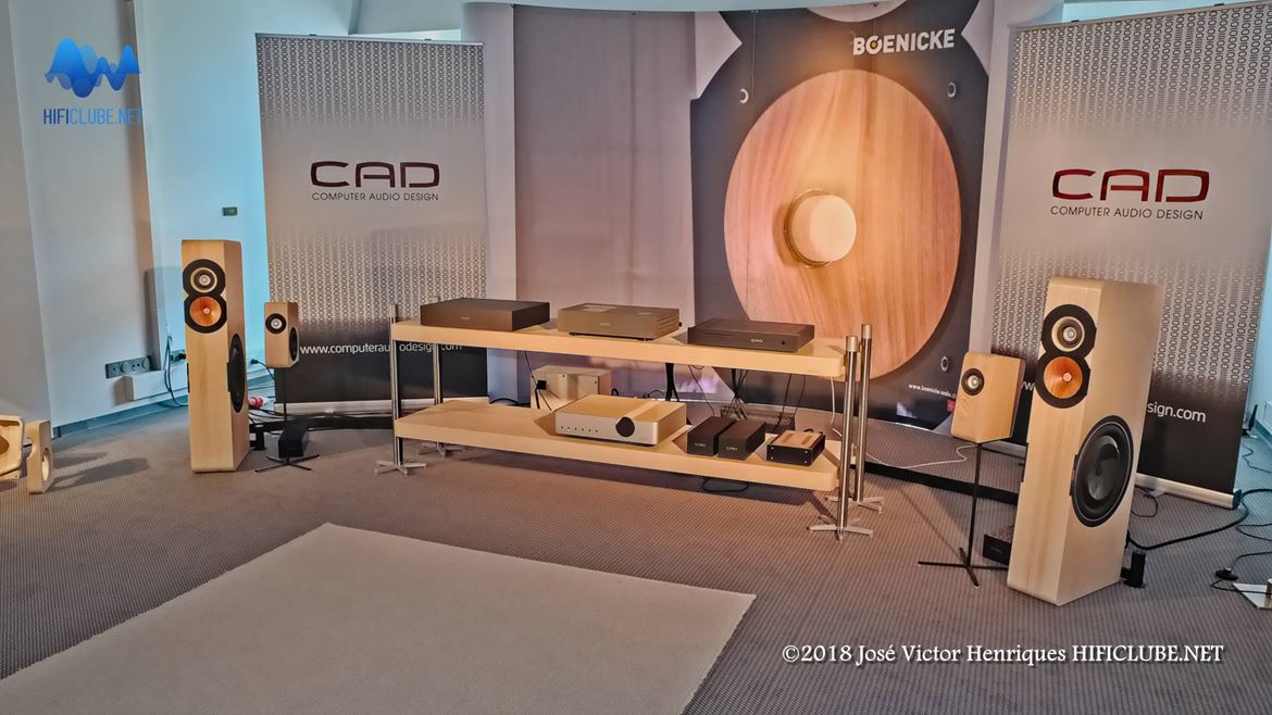 Boenicke W13 têm graves activos e processamento DSP, pelo que estavam bem afinadas para a enorme sala. Toda a electrónica era CAD (Computer Audio Design). O som Boenicke é sempre maior-do-que-as-colunas. Não sei como Sven consegue isso, mas se fechasse os olhos, teria pensado estar a ouvir um par de colunas com o dobro do tamanho. E nunca soam artificiais. Bom, a selecção musical é que é, no mínimo, ‘esquisita’, pelo que tive de passar por lá várias vezes até ‘captar’ algo interessante. Nota: os registos áudio digitais com som directo serão publicados na Parte 10: ‘Audições’