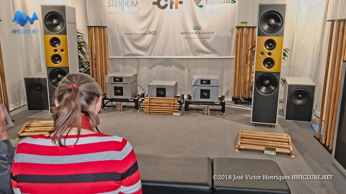 Stenheim Ultimate com amplificação CH Precision. Algo estava errado: ou a selecção musical, ou a presença desnecessária de um par de subs na sala. As Stenheim soaram muito melhor no audioshow de Lisboa. E não me parece que aqueles 'pauzinhos' espalhados pela sala pudessem de alguma forma melhorar o som...