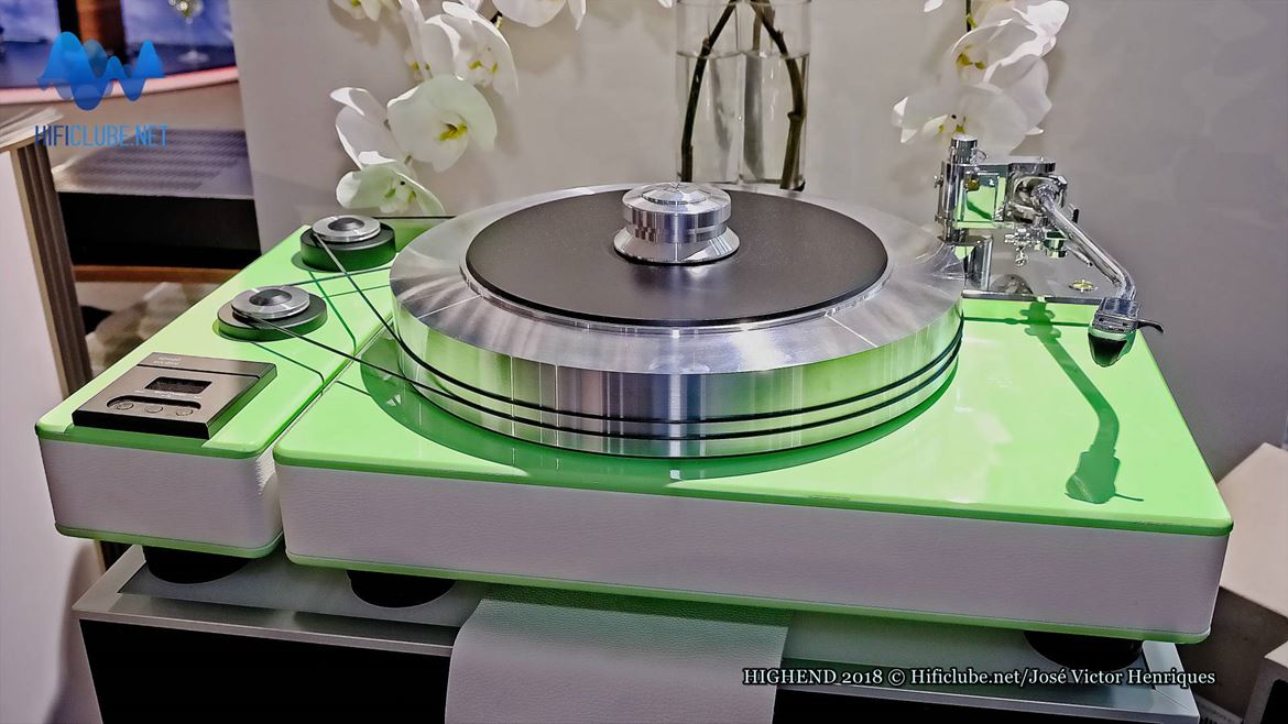 EAT Reference, a Pro-Ject ‘deluxe’, é assim uma espécie da Lexus da Toyota . Aqui na versão em verde lacado com pele branca e a nova célula EAT JO Nº5