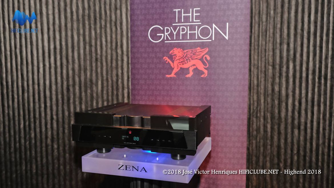 Gryphon Zena, logo abaixo do Pandora e sem saída para auscultadores, além de outras funções como ‘balanço’ e ‘polaridade’. Não se pode ter tudo por 13 000. Se quiser um DAC integrado ou entrada phono vai ter de pagar mais...