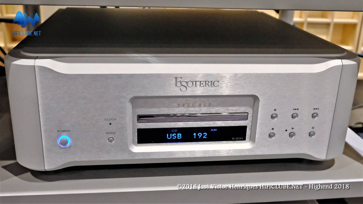 Oito anos depois da saída do icónico leitor CD/SACD K-01, a Esoteric lança a nova versão K-01Xs. O transporte é o inigualável VRDS-NEO VMK 3.5-20S, o mesmo utilizado nos modelos Grandioso; e um circuito de oito DACs por canal IC AK4497, compatível com DSD e USB. E, claro, as tecnologias da casa com provas dadas: High-Bit D/A Processing; ESoteric HCLD Buffer; ES-Link Analog; Clock Sync para relógio externo; e USB assíncrono DSD22,5Mhz/PCM768kHz-32Bit. (Nota: ver na galeria foto do modelo mais 'acessível' K-03Xs.
