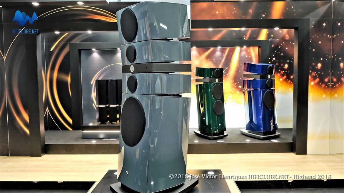 Renovação de toda a linha Utopia, agora na versão EVO. Na foto, em primeiro plano, o topo-de-gama Grande Utopia EM EVO. Ao fundo, os modelos Maestro e Stella EVO. E à esquerda, o fabuloso amplificador Naim Statement (ver mais fotos na galeria). A principal evolução reside nos novos altifalantes com suspensão TMD (Tuned Mass Damper) e o motor NIC (Neutral Inductance Circuit). E o reforço da estrutura da coluna com o sistema MRR (Machined Reinforcement Rings).